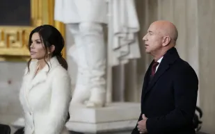 جيف بيزوس يتألق بإطلالة فاخرة خلال نزهة شتوية مع زوجته (صور)