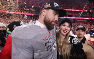 تايلور سويفت تغيّر قواعد اللعبة لدعم ترافيس كيلسي!