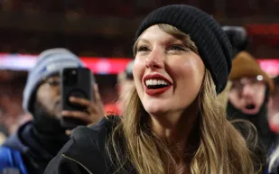 تايلور سويفت تفاجئ طاقمها بمكافآت بقيمة 197 مليون دولار (فيديو)