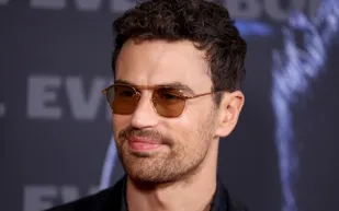 عيد ميلاد ثيو جيمس الـ41: اكتشف ثروته ومسيرته الفنية المبهرة!