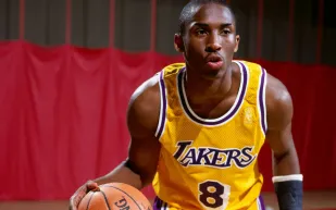 كرة بطولة كوبي براينت تباع برقم قياسي في مزاد رقمي