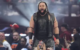 بعد تصعيد مفاجئ: سيارة إسعاف تختم المشهد الفوضوي في RAW (فيديو)