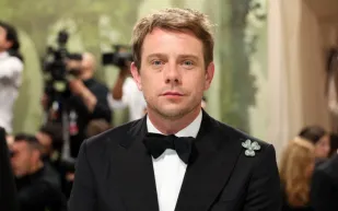 جوناثان أندرسون يحصد  لقب "مصمم العام" للمرّة الثالثة.. ما السر؟