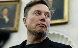  بعد ست سنوات صراع.. إيلون ماسك يستعيد حزمة تسلا التاريخية