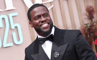 كيفن هارت يتألق بساعة نادرة من Audemars Piguet بقيمة نصف مليون دولار