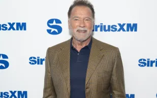 شوارزنيغر يحتفي بابنه باتريك خلال تكريمهما في مهرجان سينمائي (فيديو)