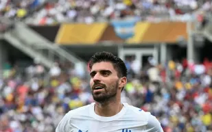 حقيقة مفاوضات نيفيز: هل يرحل عن الهلال إلى ريال مدريد أو مانشستر يونايتد؟ (فيديو)