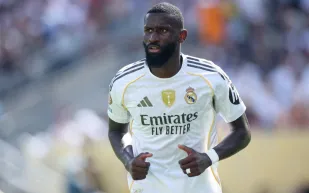 مدافع ريال مدريد في موقف محرج بسبب توقيع معجب