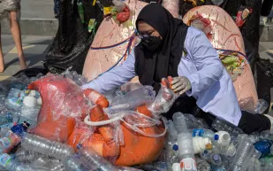 ابتكار ثوري: نوع جديد من البلاستيك النباتي يتحلل في البحر دون إنتاج جزيئات دقيقة (فيديو)