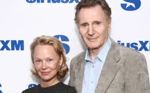 من الود إلى الصداقة... باميلا أندرسون تروي تحوّل علاقتها بليام نيسون