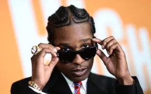 شانيل تتوج آيساب روكي سفيرًا لها: ماذا يعني ذلك لعالم الموضة؟ (فيديو)