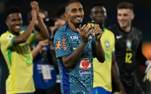 هل يرفض رافينيا العروض المالية ويواصل مسيرته مع برشلونة؟