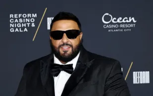 دي جي خالد يتألق بساعة نادرة من تعاون ترافيس سكوت وأوديمار بيغيه (فيديو)