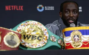 إسدال الستار على أسطورة الحلبة: تيرينس كروفورد يودّع الملاكمة