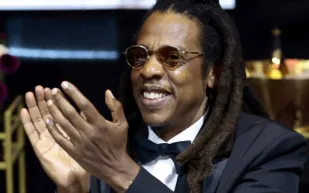 جاي زي يخطف الأنظار بساعة من باتيك فيليب خلال مباراة ليكرز.. تعرف على المواصفات