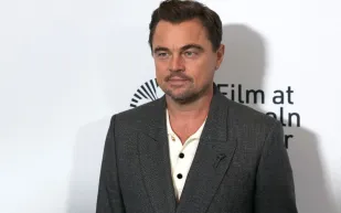 بعد مسيرة استثنائية… دي كابريو يتوج بلقب فنان العام 2025 من مجلة تايم (فيديو)