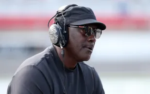 مايكل جوردان يواجه مخاوفه ويغوص في عالم اليخوت الفاخرة والمغامرات البحرية (فيديو)