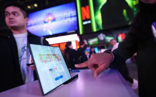 اختبار قاسٍ يكشف حدود متانة Galaxy Z TriFold والنتيجة مفاجأة (فيديو)