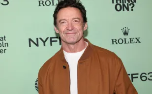 هيو جاكمان يعود بمظهر صادم في The Death of Robin Hood