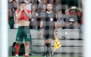 تفاصيل جديدة حول مفاوضات مانشستر يونايتد لضم روبن نيفيز: هل يبقى في الهلال؟