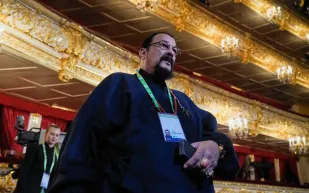 فيديو مثير للجدل للنجم الأمريكي ستيفن سيغال بشأن روسيا (فيديو)