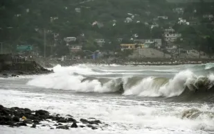 مشهد مرعب.. إعصار مائي يضرب مدينة إسبانية (فيديو)