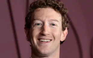 مارك زوكربيرغ يلفت الأنظار بساعة فاخرة قيمتها 126 ألف دولار