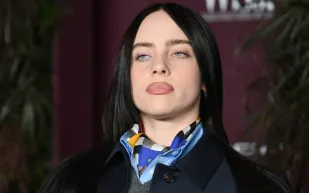 بيلي إيليش تفاجئ جمهورها بفيلم جديد يكشف لحظات شخصية مؤثرة