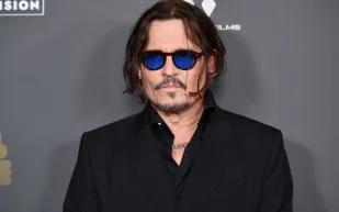 روائية سعودية تخطف انتباه جوني ديب في مهرجان البحر الأحمر (فيديو)