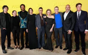 مسلسل Pluribus يواصل إثارة الجدل  ويسجل رقمًا قياسيًا على منصة Apple TV (فيديو)