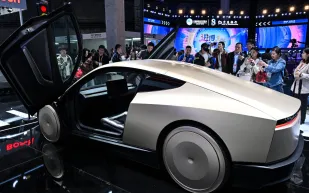 أول تسريبات: تعديلات داخلية وخارجية كبيرة في تسلا Cybercab الجديدة (فيديو)