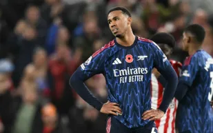 رغم إصابته.. نجم أرسنال يتورط في شجار مثير (فيديو)