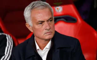 مورينيو يكشف سببًا طريفًا وراء احتفاظه بقميص سكوت مكتوميناي