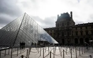 تبعات زلزال سرقة اللوفر: المفتشية الفرنسية تفضح إخفاقات إدارته!