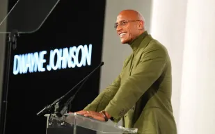 كيف جسد دوين جونسون ألمه الحقيقي في فيلمه الجديد "The Smashing Machine"؟  (فيديو)