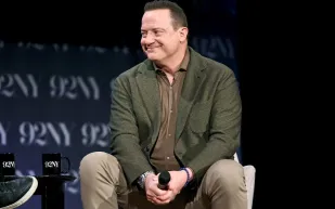 الكشف عن ثروة براندن فريزر.. ما وراء صعود نجم التسعينيات إلى الأوسكار