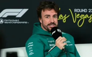 فرناندو ألونسو يخطف الأنظار بجولته الخيالية على سيارة Aston Martin Valiant