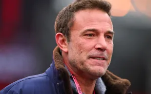   مشهد غير متوقع .. بن أفليك بين جنيفر لوبيز وجنيفر غارنر في أمسية واحدة! (صور)