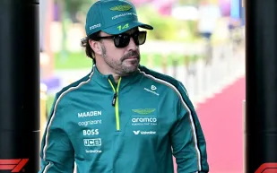 فيرناندو ألونسو يخطف الأنظار في موناكو بسيارة مرسيدس نادرة (فيديو)