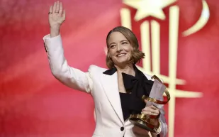 جودي فوستر تكشف سرًّا مظلمًا عن "جانب قاسٍ" في التمثيل