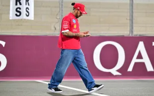 ضغط الإعلام الإيطالي يربك فيراري.. وهاميلتون يوضح تأثيره