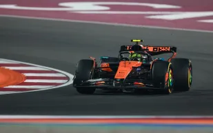 فيرستابن يخلط الأوراق في بطولة العالم الفورمولا 1.. تعرف على الترتيب (فيديو)