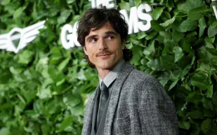 واقعة مثيرة في باريس.. جاكوب إلوردي يهين أحد المصوّرين (فيديو)