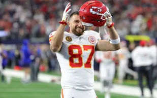 ترافيس كيلسي يؤكد: لا أتشاجر مع تايلور سويفت أبدًا