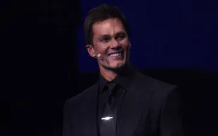 توم برادي يستعرض لياقته خلال عطلة مع ابنه في البهاما  