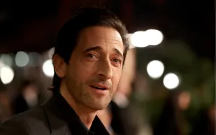 الأسود يُهيمن على إطلالات الرجال في اليوم الأول من مهرجان البحر الأحمر السينمائي