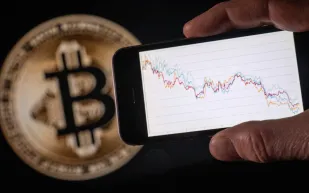 أسعار العملات الرقمية تحت الضغط.. هل حان وقت الشراء أم البيع؟