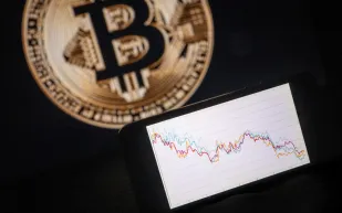 البيتكوين ترتفع نسبيًا فوق 87 ألف دولار.. فهل تبدأ الموجة الصاعدة قريبًا؟