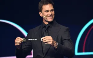 بقيمة 700 ألف دولار.. توم برادي يستعرض ساعته الفاخرة في قرعة كأس العالم