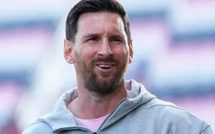 ميسي يبدأ جولته التاريخية للهند G.O.A.T India Tour 2025.. وشاروخان حاضرًا